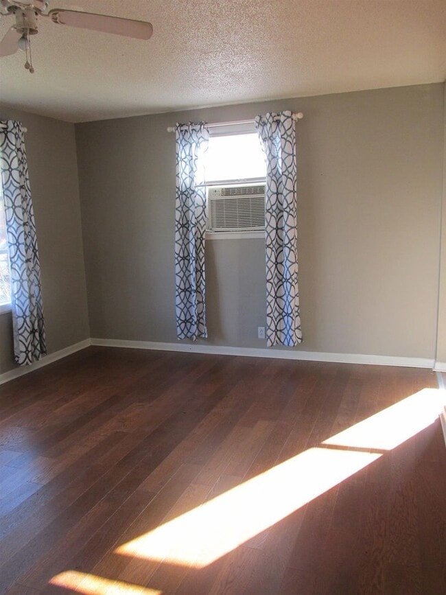 Photo - 3 Bedroom 1 Bath Pet Friendly Home For Rent!