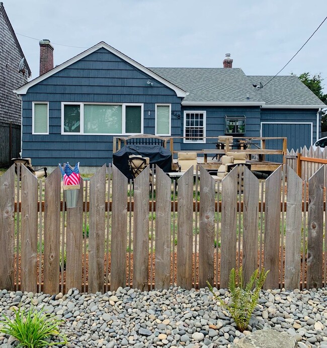 Building Photo - Cozy Gearhart Cottage