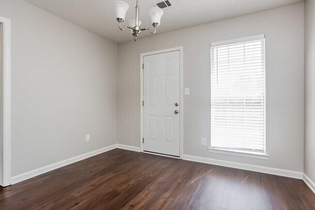 1077 Meadow Glen Cir