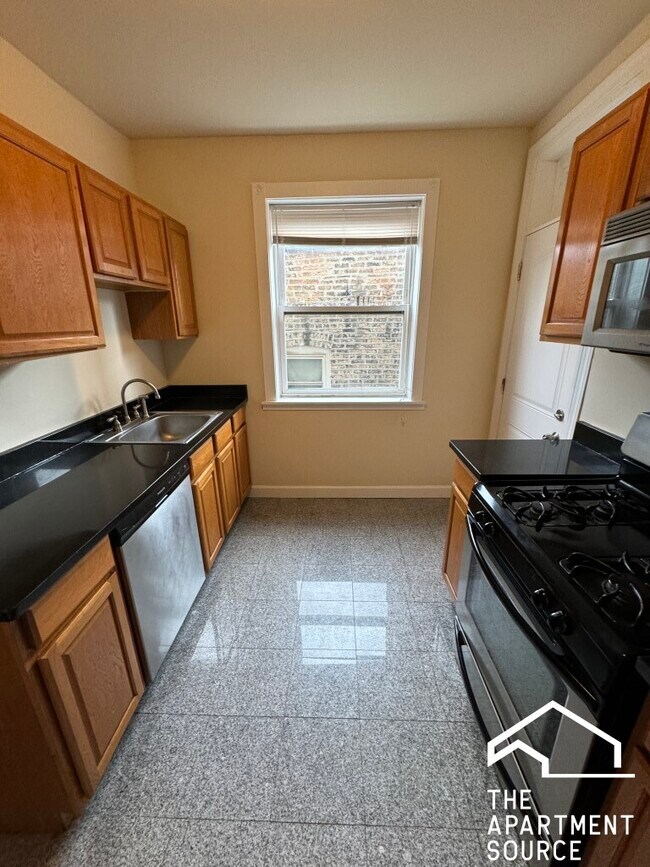 Photo - 2440 N Hamlin Ave Unidad 2B