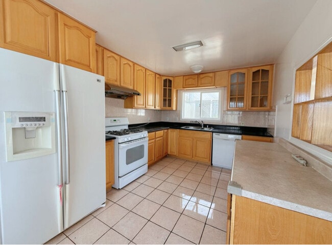 Building Photo - 307 Teddy Ave