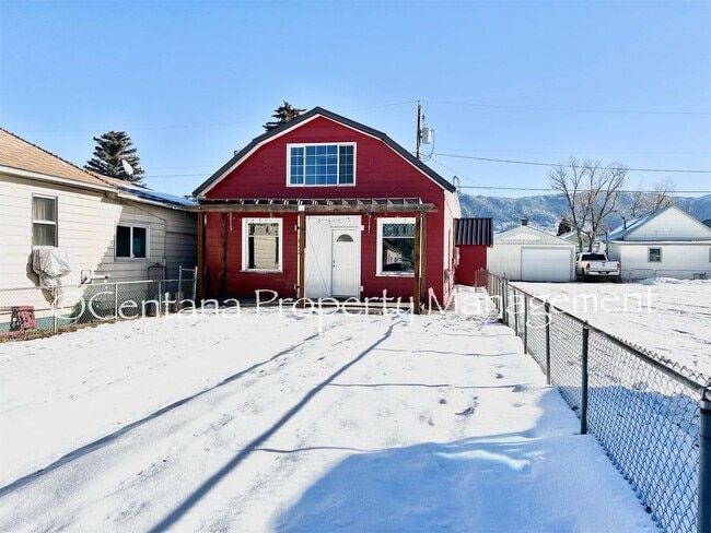 Building Photo - Updated Barn House with a Garage!