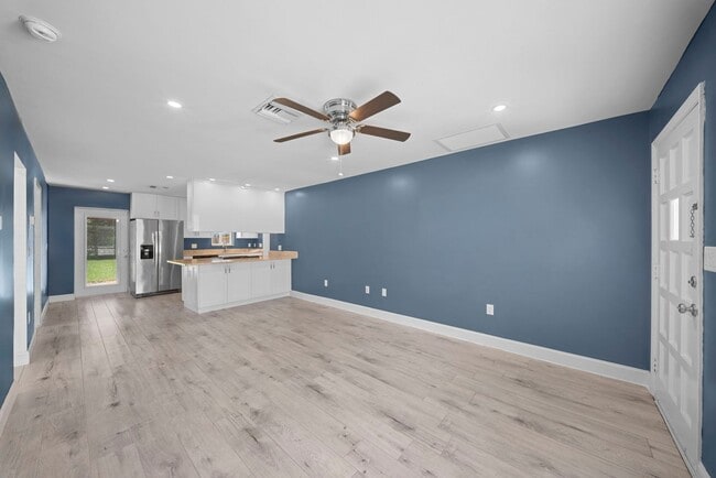 Building Photo - Renovated 3 Bed, 2 Bath Annual Rental in Naples Park