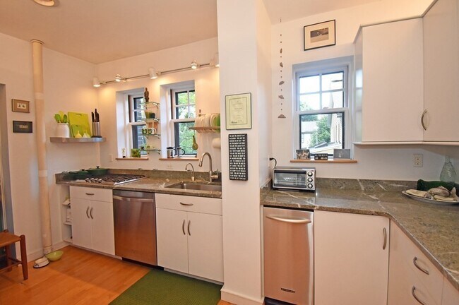 Photo - 993 Memorial Dr Unidad 203