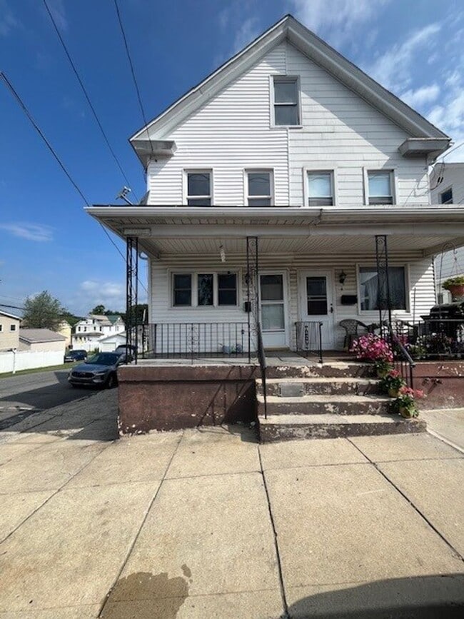 Building Photo - 3 bedroom 1.5 bathroom Rental