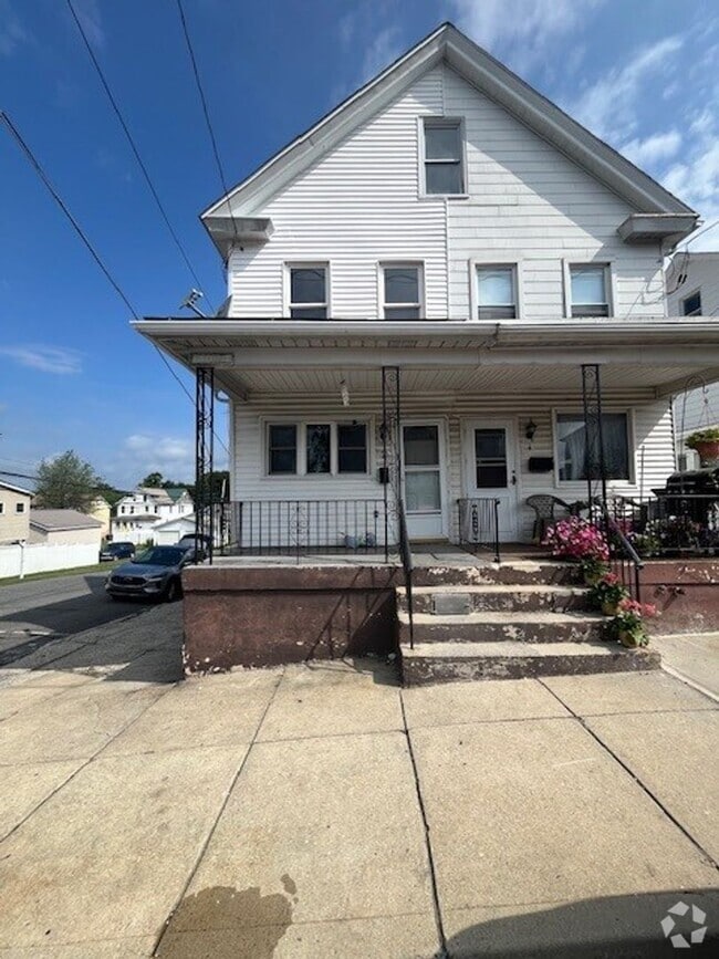 Building Photo - 3 bedroom 1.5 bathroom Rental