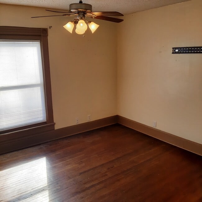 Living Room - 1512 S 6th St Unit 1512 Top