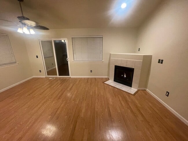 Photo - Spacious 4 Bedroom Home for Rent in Lake S...