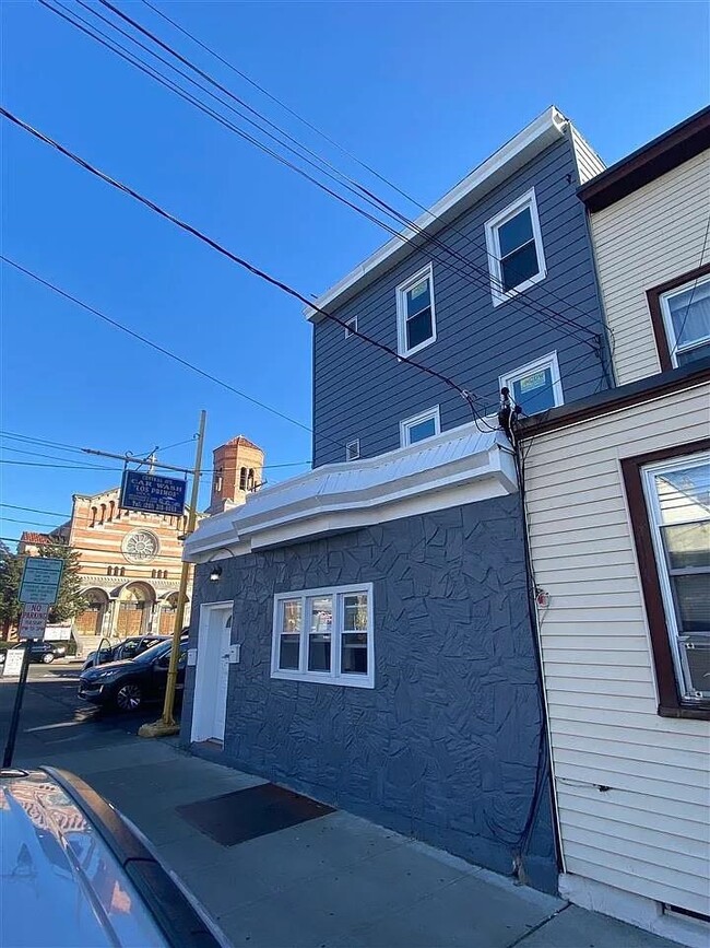 Building Photo - 705 8th St Unit 2