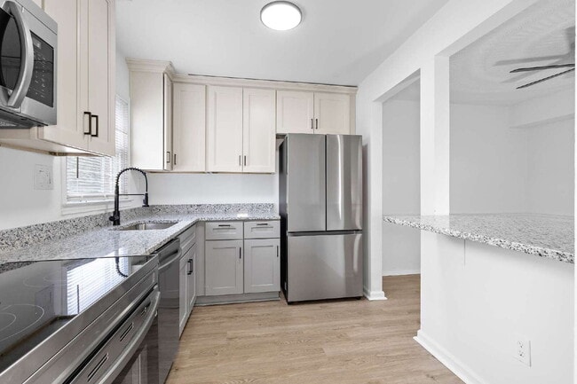Building Photo - Renovated townhouse