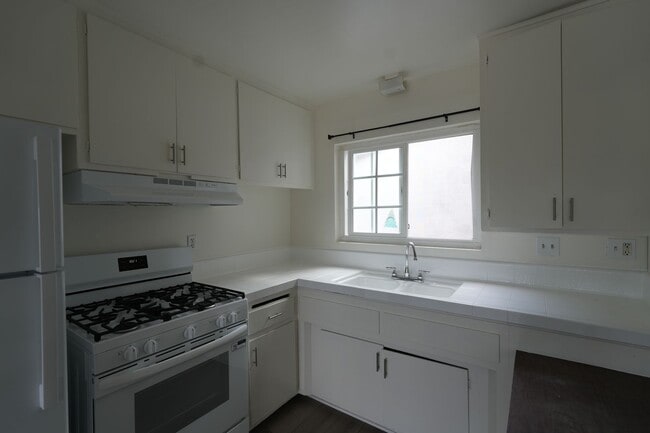 Photo - 924 W. 226TH Unit #8