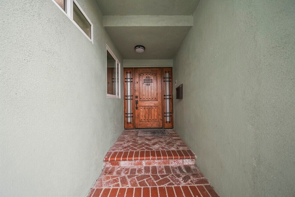 12319 Erwin St