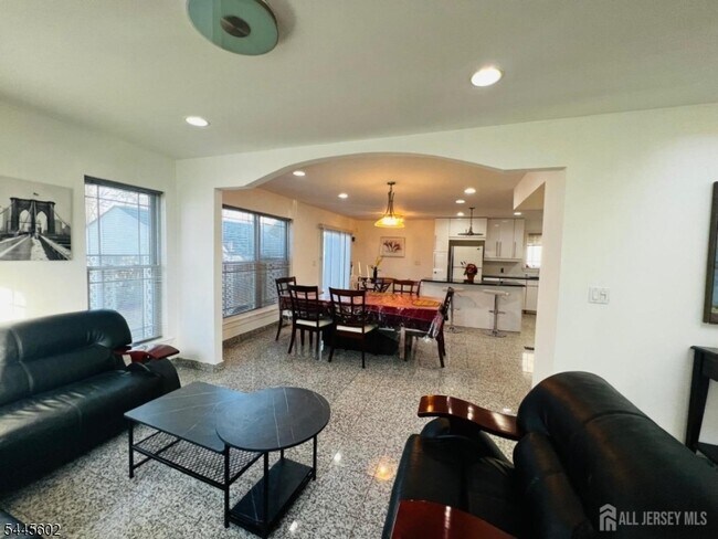 63 Jefferson Blvd