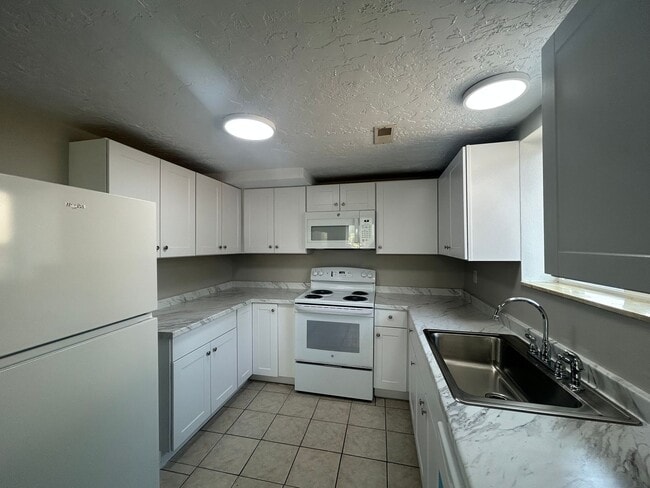 Building Photo - 967 W 2000 N Unit 967-Downstairs