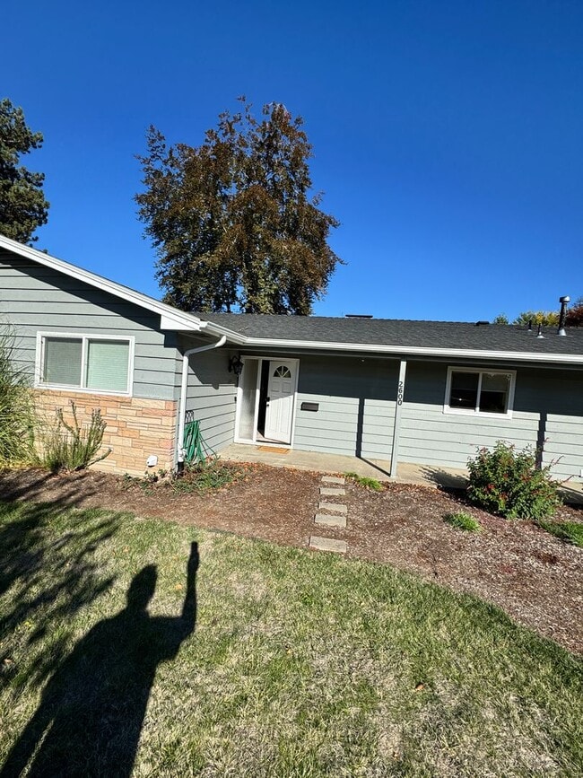 Building Photo - 3 Bedroom 1.5 baths! Walker & Cedar Hills ...