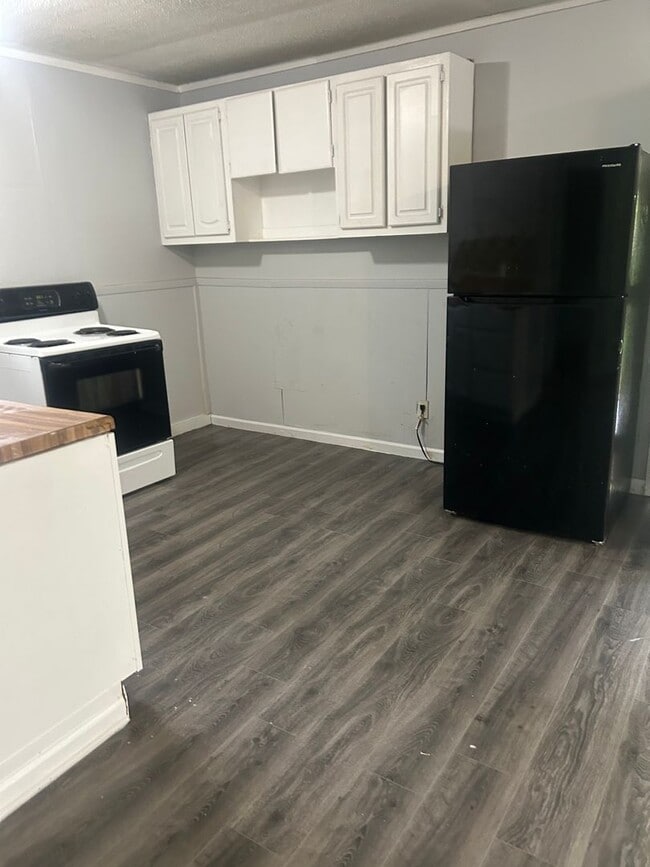 Photo - Oak Ridge 37830 - 2 bedroom, 1 bath duplex - Contact Lisa Vineyard and Shannon Russell (865) 216-...