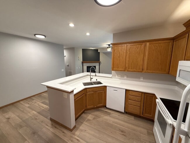 Building Photo - Large 2 Bedroom, 2 Bath apartment with 2 car garage Unit 3330 Leopold - Apt B