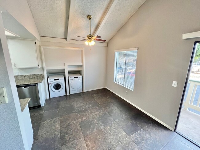 Photo - 1045 E 3rd St Unidad 3