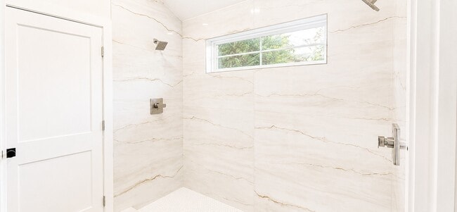Photo - 142 College St
