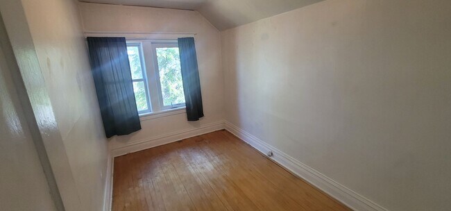 Photo - Duluth MN 4 Bedroom - 1 Bath - 1 Car Garag...