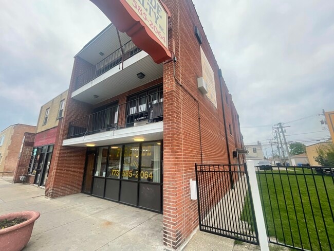 Building Photo - 5943 W 63rd St Unit 3-f Rental