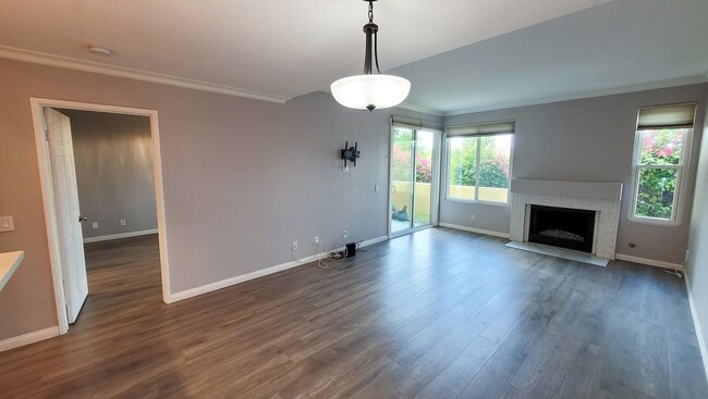 Building Photo - Downstairs 2 Bed 2 Bath Apartment in Gated Community!