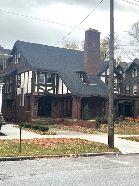 Photo - 555 W 6th St Apartments Unit #3