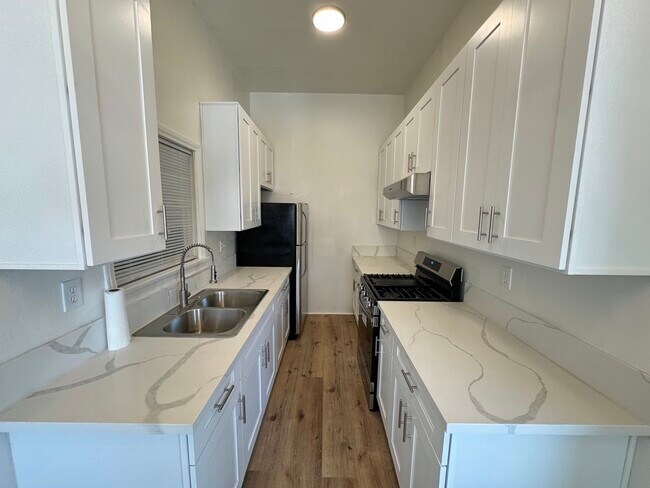 Photo - 211 S Manhattan Pl Unit 2