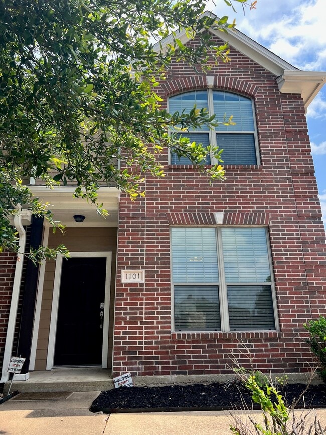 Front Entrance - 1000 Spring Loop Townhome