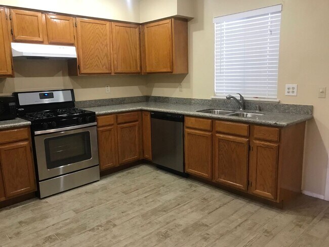 Photo - 3 Bedroom 1.5 Bathroom  Near  East Lake Me...