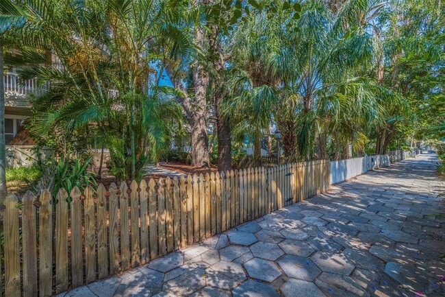 Photo - 330 Lang Ct N