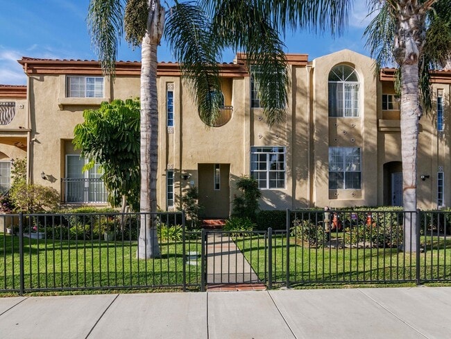 Building Photo - TOTALLY REMODELED, BLOCKS TO THE BEACH! Rental