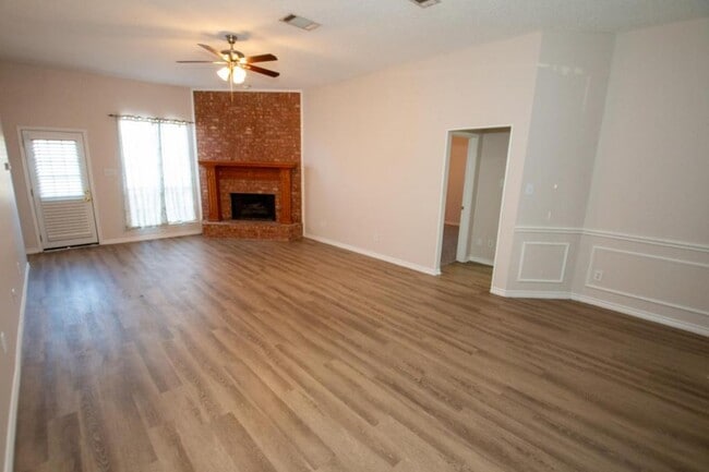 Photo - 1902 Thornhill Way