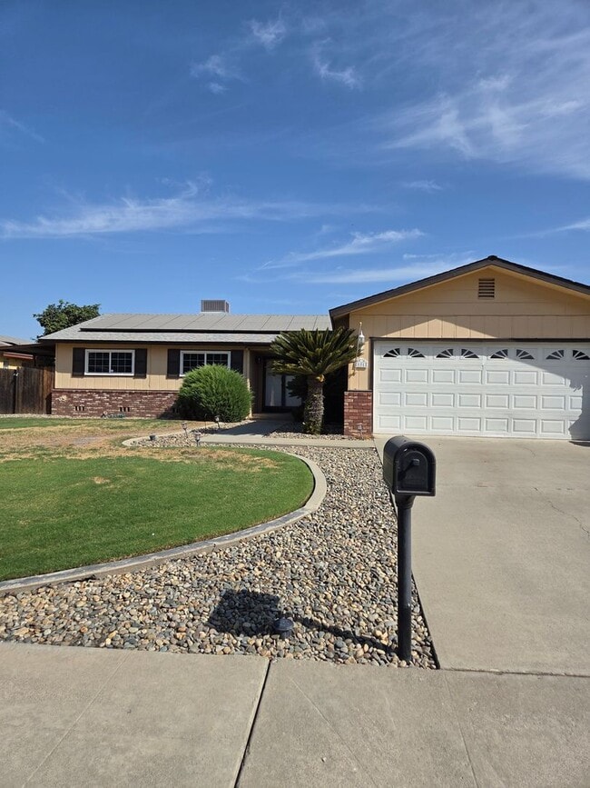 606 Tamarack Ln
