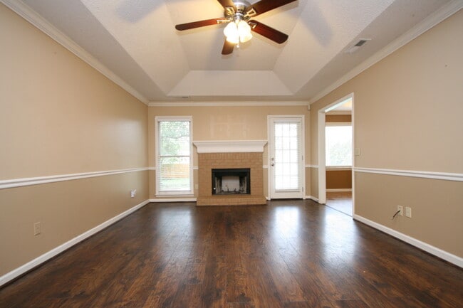 Photo - 104 Hollington Dr NE