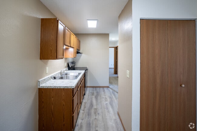 2BR, 1BA - 740SF - Kitchen