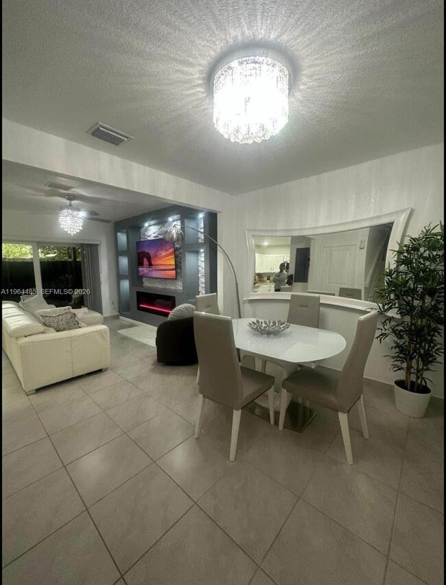 Photo - 557 NE 5th Pl