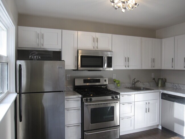 Photo - 597 Curzon Av