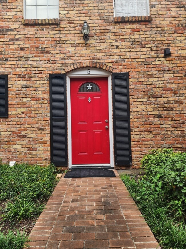 Building Photo - 2710 Briarhurst Dr Unit 5