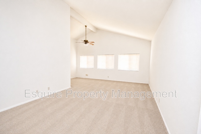 Photo - 2065 Pamela St