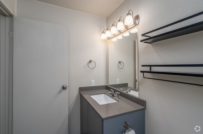 1BR, 1BA - 650SF - Bathroom