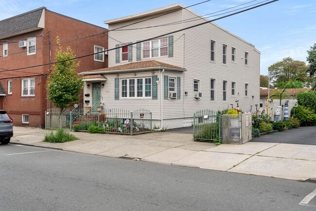 Building Photo - 221 Quincy Ave Rental
