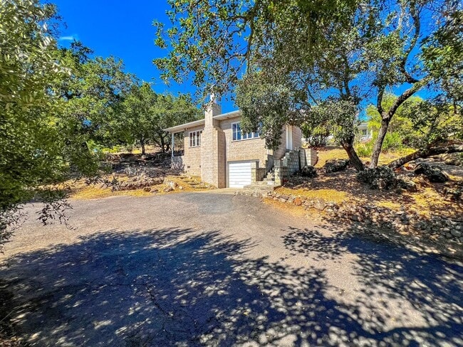 Building Photo - Charming One-Bedroom Home Nestled in the A...