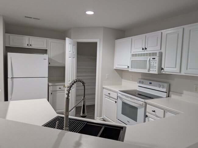 Large Walk in Pantry - 5004 Hunters Trail Unit 14