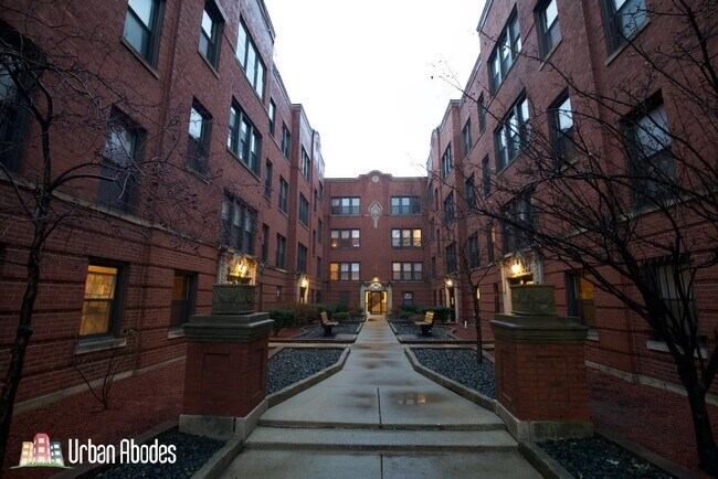 Building Photo - 3522 N Racine Ave Unit A05C