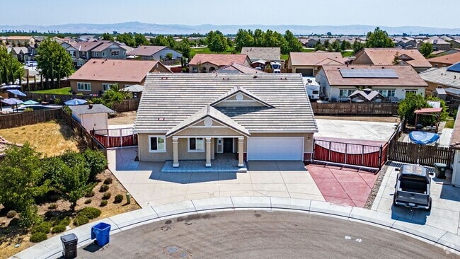 Building Photo - 4 bedroom home for RENT in Manteca with RV...
