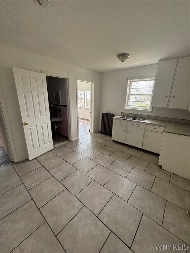 Photo - 1780 Falls St