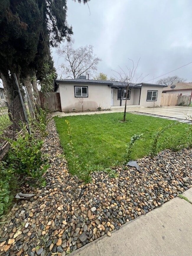 Photo - 916 N Mooney Blvd