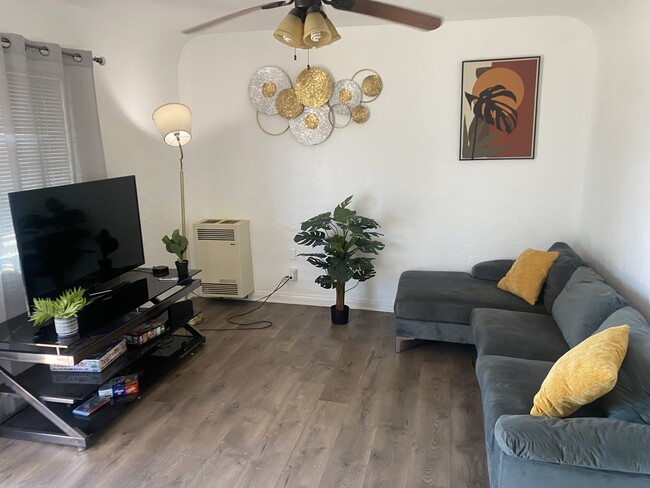 Photo - 3519 E 8th St