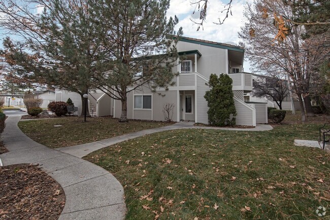 Building Photo - Private 2bed/2bath condo located in the De... Unit 4